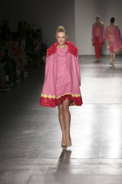 Bir modeli pist Nyfw bahar yaz 2018 sırasında Konseyi, kalkınan Amerikan moda tasarımcıları Frances Jerad Pier 59 Studios New York'ta 10 Eylül 2017 üzerinde featuring Caafd için yürüyor