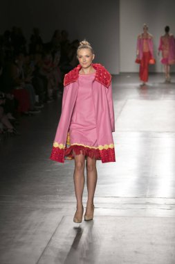 Bir modeli pist Nyfw bahar yaz 2018 sırasında Konseyi, kalkınan Amerikan moda tasarımcıları Frances Jerad Pier 59 Studios New York'ta 10 Eylül 2017 üzerinde featuring Caafd için yürüyor