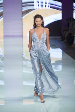 Manken Rene Ruiz moda Show Resort 2018 koleksiyonda Miami moda hafta 2017 Miami'de Buz Sarayı'nda 3 Haziran 2017 üzerinde sırasında pist yürür