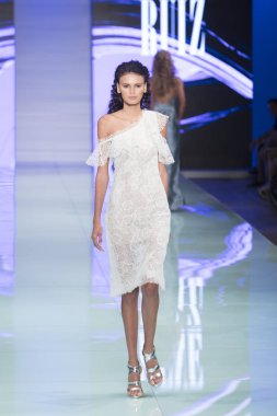 Manken Rene Ruiz moda Show Resort 2018 koleksiyonda Miami moda hafta 2017 Miami'de Buz Sarayı'nda 3 Haziran 2017 üzerinde sırasında pist yürür