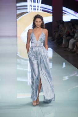 Manken Rene Ruiz moda Show Resort 2018 koleksiyonda Miami moda hafta 2017 Miami'de Buz Sarayı'nda 3 Haziran 2017 üzerinde sırasında pist yürür