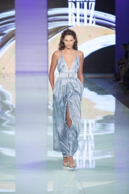 Manken Rene Ruiz moda Show Resort 2018 koleksiyonda Miami moda hafta 2017 Miami'de Buz Sarayı'nda 3 Haziran 2017 üzerinde sırasında pist yürür