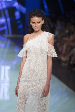 Manken Rene Ruiz moda Show Resort 2018 koleksiyonda Miami moda hafta 2017 Miami'de Buz Sarayı'nda 3 Haziran 2017 üzerinde sırasında pist yürür