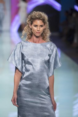Manken Rene Ruiz moda Show Resort 2018 koleksiyonda Miami moda hafta 2017 Miami'de Buz Sarayı'nda 3 Haziran 2017 üzerinde sırasında pist yürür