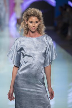 Manken Rene Ruiz moda Show Resort 2018 koleksiyonda Miami moda hafta 2017 Miami'de Buz Sarayı'nda 3 Haziran 2017 üzerinde sırasında pist yürür