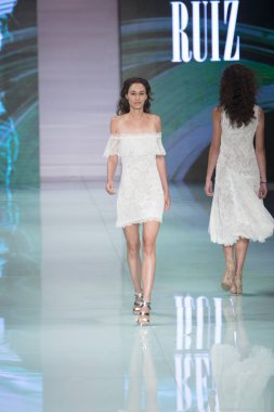 Manken Rene Ruiz moda Show Resort 2018 koleksiyonda Miami moda hafta 2017 Miami'de Buz Sarayı'nda 3 Haziran 2017 üzerinde sırasında pist yürür