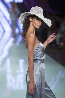 Manken Rene Ruiz moda Show Resort 2018 koleksiyonda Miami moda hafta 2017 Miami'de Buz Sarayı'nda 3 Haziran 2017 üzerinde sırasında pist yürür