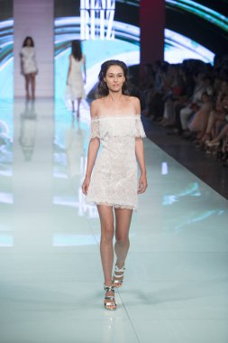 Manken Rene Ruiz moda Show Resort 2018 koleksiyonda Miami moda hafta 2017 Miami'de Buz Sarayı'nda 3 Haziran 2017 üzerinde sırasında pist yürür