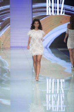 Manken Rene Ruiz moda Show Resort 2018 koleksiyonda Miami moda hafta 2017 Miami'de Buz Sarayı'nda 3 Haziran 2017 üzerinde sırasında pist yürür