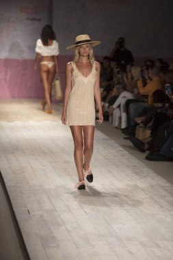 Funkshion yüzmek 2017 yılında Miami Beach üzerinde 21 Temmuz 2017 sırasında pist için sevgi ve limon yaz 2017 defile için bir model yürür