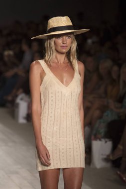 Funkshion yüzmek 2017 yılında Miami Beach üzerinde 21 Temmuz 2017 sırasında pist için sevgi ve limon yaz 2017 defile için bir model yürür