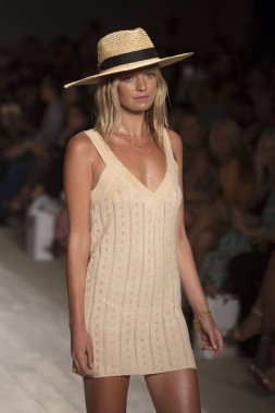 Funkshion yüzmek 2017 yılında Miami Beach üzerinde 21 Temmuz 2017 sırasında pist için sevgi ve limon yaz 2017 defile için bir model yürür