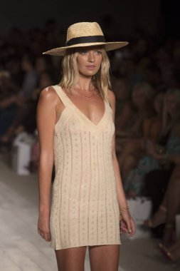 Funkshion yüzmek 2017 yılında Miami Beach üzerinde 21 Temmuz 2017 sırasında pist için sevgi ve limon yaz 2017 defile için bir model yürür
