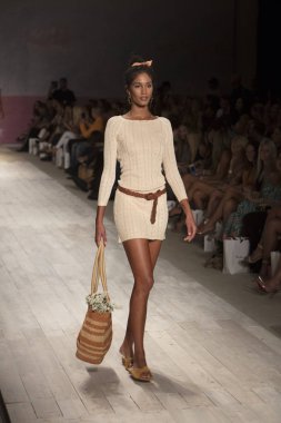 Funkshion yüzmek 2017 yılında Miami Beach üzerinde 21 Temmuz 2017 sırasında pist için sevgi ve limon yaz 2017 defile için bir model yürür