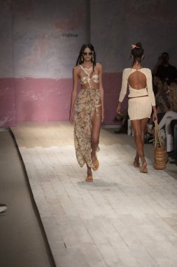 Funkshion yüzmek 2017 yılında Miami Beach üzerinde 21 Temmuz 2017 sırasında pist için sevgi ve limon yaz 2017 defile için bir model yürür