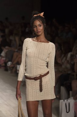 Funkshion yüzmek 2017 yılında Miami Beach üzerinde 21 Temmuz 2017 sırasında pist için sevgi ve limon yaz 2017 defile için bir model yürür