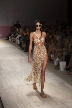 Funkshion yüzmek 2017 yılında Miami Beach üzerinde 21 Temmuz 2017 sırasında pist için sevgi ve limon yaz 2017 defile için bir model yürür
