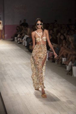 Funkshion yüzmek 2017 yılında Miami Beach üzerinde 21 Temmuz 2017 sırasında pist için sevgi ve limon yaz 2017 defile için bir model yürür