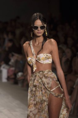 Funkshion yüzmek 2017 yılında Miami Beach üzerinde 21 Temmuz 2017 sırasında pist için sevgi ve limon yaz 2017 defile için bir model yürür