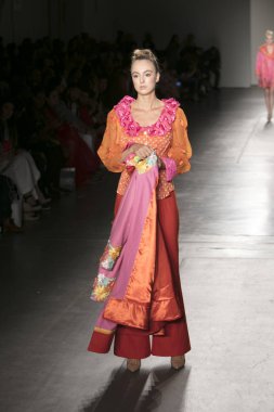 Bir modeli pist Nyfw bahar yaz 2018 sırasında Konseyi, kalkınan Amerikan moda tasarımcıları Frances Jerard Pier 59 Studios New York'ta 10 Eylül 2017 üzerinde featuring Caafd için yürüyor