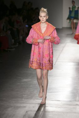 Bir modeli pist Nyfw bahar yaz 2018 sırasında Konseyi, kalkınan Amerikan moda tasarımcıları Frances Jerard Pier 59 Studios New York'ta 10 Eylül 2017 üzerinde featuring Caafd için yürüyor