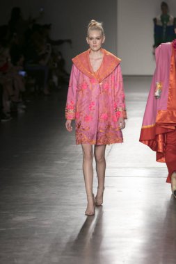 Bir modeli pist Nyfw bahar yaz 2018 sırasında Konseyi, kalkınan Amerikan moda tasarımcıları Frances Jerard Pier 59 Studios New York'ta 10 Eylül 2017 üzerinde featuring Caafd için yürüyor