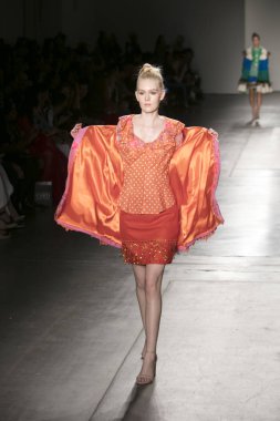 Bir modeli pist Nyfw bahar yaz 2018 sırasında Konseyi, kalkınan Amerikan moda tasarımcıları Frances Jerard Pier 59 Studios New York'ta 10 Eylül 2017 üzerinde featuring Caafd için yürüyor