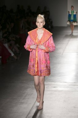 Bir modeli pist Nyfw bahar yaz 2018 sırasında Konseyi, kalkınan Amerikan moda tasarımcıları Frances Jerard Pier 59 Studios New York'ta 10 Eylül 2017 üzerinde featuring Caafd için yürüyor