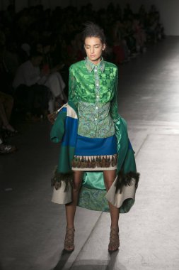 Bir modeli pist Nyfw bahar yaz 2018 sırasında Konseyi, kalkınan Amerikan moda tasarımcıları Frances Jerard Pier 59 Studios New York'ta 10 Eylül 2017 üzerinde featuring Caafd için yürüyor