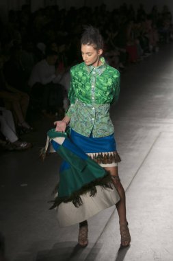 Bir modeli pist Nyfw bahar yaz 2018 sırasında Konseyi, kalkınan Amerikan moda tasarımcıları Frances Jerard Pier 59 Studios New York'ta 10 Eylül 2017 üzerinde featuring Caafd için yürüyor