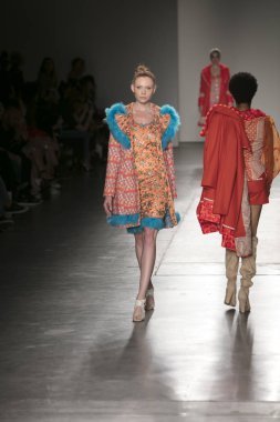 Bir modeli pist Nyfw bahar yaz 2018 sırasında Konseyi, kalkınan Amerikan moda tasarımcıları Frances Jerard Pier 59 Studios New York'ta 10 Eylül 2017 üzerinde featuring Caafd için yürüyor