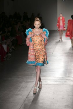 Bir modeli pist Nyfw bahar yaz 2018 sırasında Konseyi, kalkınan Amerikan moda tasarımcıları Frances Jerard Pier 59 Studios New York'ta 10 Eylül 2017 üzerinde featuring Caafd için yürüyor