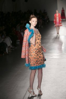 Bir modeli pist Nyfw bahar yaz 2018 sırasında Konseyi, kalkınan Amerikan moda tasarımcıları Frances Jerard Pier 59 Studios New York'ta 10 Eylül 2017 üzerinde featuring Caafd için yürüyor