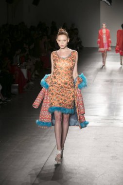 Bir modeli pist Nyfw bahar yaz 2018 sırasında Konseyi, kalkınan Amerikan moda tasarımcıları Frances Jerard Pier 59 Studios New York'ta 10 Eylül 2017 üzerinde featuring Caafd için yürüyor