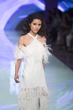 Manken Rene Ruiz moda Show Resort 2018 koleksiyonda Miami moda hafta 2017 Miami'de Buz Sarayı'nda 3 Haziran 2017 üzerinde sırasında pist yürür