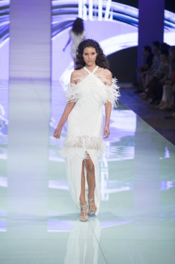 Manken Rene Ruiz moda Show Resort 2018 koleksiyonda Miami moda hafta 2017 Miami'de Buz Sarayı'nda 3 Haziran 2017 üzerinde sırasında pist yürür