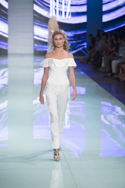 Manken Rene Ruiz moda Show Resort 2018 koleksiyonda Miami moda hafta 2017 Miami'de Buz Sarayı'nda 3 Haziran 2017 üzerinde sırasında pist yürür