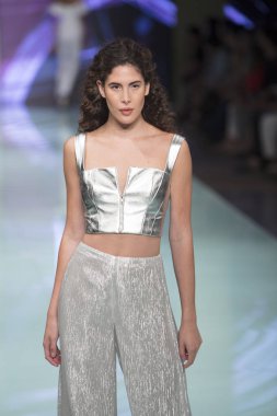 Manken Rene Ruiz moda Show Resort 2018 koleksiyonda Miami moda hafta 2017 Miami'de Buz Sarayı'nda 3 Haziran 2017 üzerinde sırasında pist yürür
