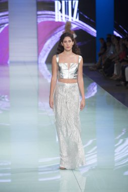Manken Rene Ruiz moda Show Resort 2018 koleksiyonda Miami moda hafta 2017 Miami'de Buz Sarayı'nda 3 Haziran 2017 üzerinde sırasında pist yürür