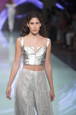 Manken Rene Ruiz moda Show Resort 2018 koleksiyonda Miami moda hafta 2017 Miami'de Buz Sarayı'nda 3 Haziran 2017 üzerinde sırasında pist yürür