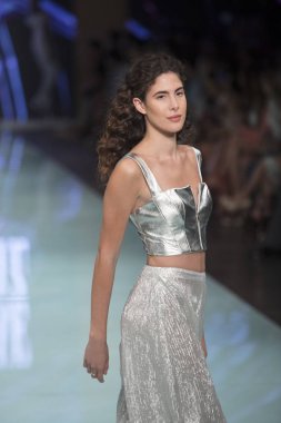 Manken Rene Ruiz moda Show Resort 2018 koleksiyonda Miami moda hafta 2017 Miami'de Buz Sarayı'nda 3 Haziran 2017 üzerinde sırasında pist yürür
