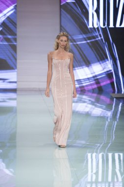 Manken Rene Ruiz moda Show Resort 2018 koleksiyonda Miami moda hafta 2017 Miami'de Buz Sarayı'nda 3 Haziran 2017 üzerinde sırasında pist yürür