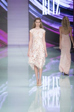 Manken Rene Ruiz moda Show Resort 2018 koleksiyonda Miami moda hafta 2017 Miami'de Buz Sarayı'nda 3 Haziran 2017 üzerinde sırasında pist yürür