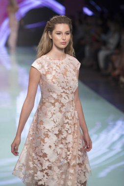Manken Rene Ruiz moda Show Resort 2018 koleksiyonda Miami moda hafta 2017 Miami'de Buz Sarayı'nda 3 Haziran 2017 üzerinde sırasında pist yürür