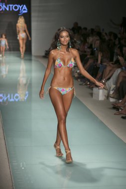 Funkshion yüzmek 2017 yılında Miami Beach üzerinde 23 Temmuz 2017 sırasında pist tasarımcısı Liliana Montoya yaz 2017 defile için bir model yürür
