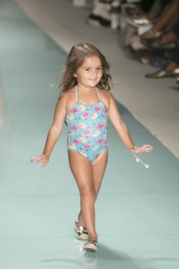 Funkshion yüzmek 2017 yılında Miami Beach üzerinde 23 Temmuz 2017 sırasında pist tasarımcısı Liliana Montoya yaz 2017 defile için bir model yürür