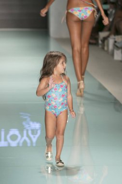 Funkshion yüzmek 2017 yılında Miami Beach üzerinde 23 Temmuz 2017 sırasında pist tasarımcısı Liliana Montoya yaz 2017 defile için bir model yürür