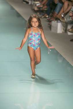 Funkshion yüzmek 2017 yılında Miami Beach üzerinde 23 Temmuz 2017 sırasında pist tasarımcısı Liliana Montoya yaz 2017 defile için bir model yürür