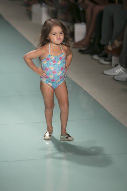 Funkshion yüzmek 2017 yılında Miami Beach üzerinde 23 Temmuz 2017 sırasında pist tasarımcısı Liliana Montoya yaz 2017 defile için bir model yürür