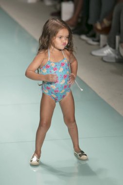 Funkshion yüzmek 2017 yılında Miami Beach üzerinde 23 Temmuz 2017 sırasında pist tasarımcısı Liliana Montoya yaz 2017 defile için bir model yürür